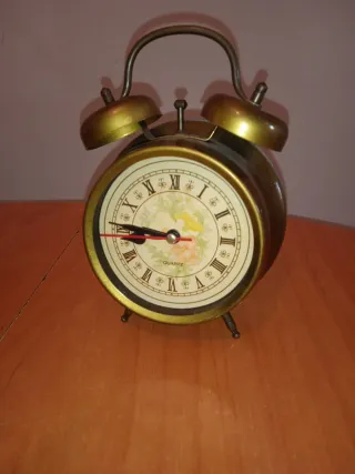 Reloj despertador antiguo dorado