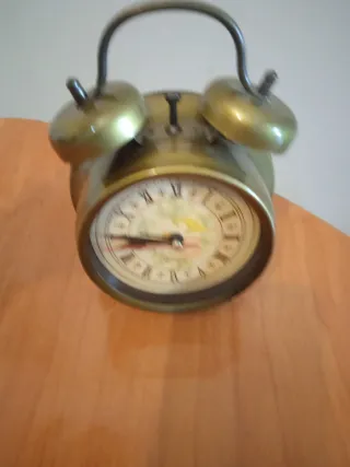 Reloj despertador antiguo dorado