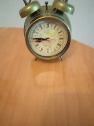Reloj despertador antiguo dorado