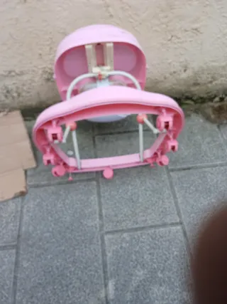 Andador bebé rosa con mesa de juegos