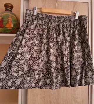 (M) Falda corta estampada con cintura elástica