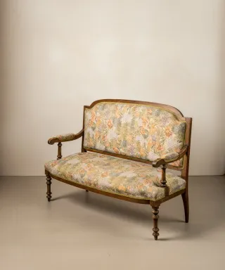 Sofá antiguo isabelino de dos plazas