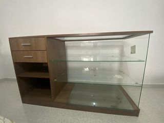 Mostrador madera y cristal
