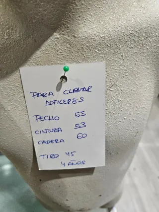 Maniquí busto infantil de goma para confección.