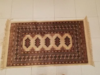 Alfombra beige y marrón con flecos