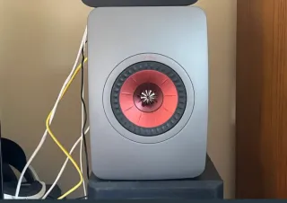 Altavoces KEF LS50 Meta Grises y Rojos