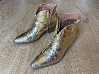 Botas doradas Be Free efecto piel serpiente