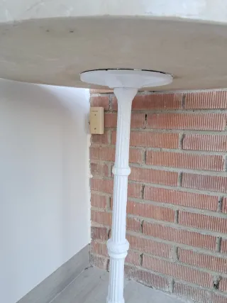Mesa redonda de mármol 60 cm de diametro.