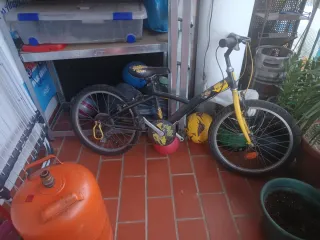 Bicicleta infantil amarilla