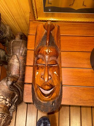 Máscara africana de madera tallada