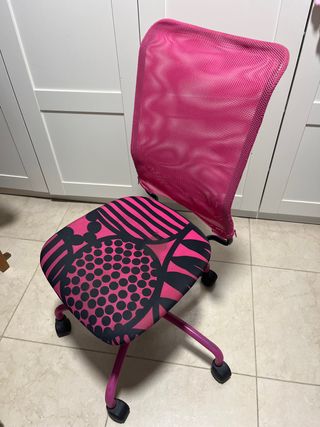 Silla de escritorio rosa con diseño
