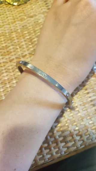 Pulsera rígida plateada con pedrería