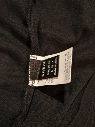 Blusa negra con botones dorados