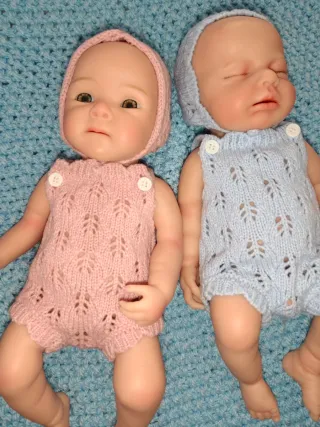Coppia di bambole Reborn con abbigliamento tessuto