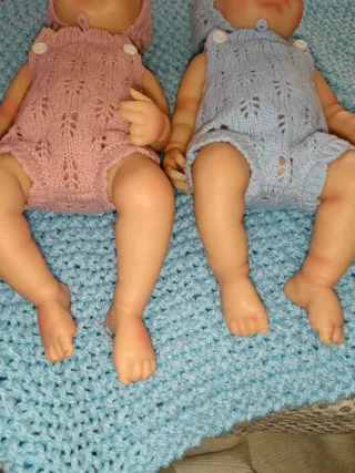 Coppia di bambole Reborn con abbigliamento tessuto