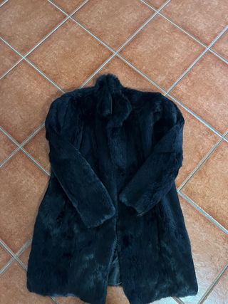 Elegante abrigo de piel negro Talla L