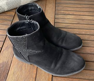 Botines negros con estrella plateada
