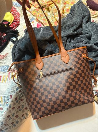 Bolso de hombro marrón con diseño de cuadros