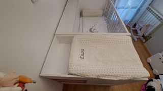 Cuna infantil con cambiador y cajones