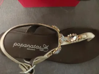 Sandalias Papanatas pedrería doradas