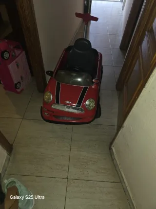 Cochecito de juguete color rojo