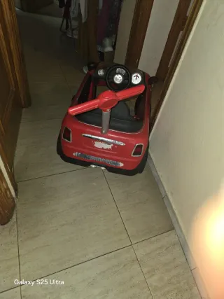 Cochecito de juguete color rojo