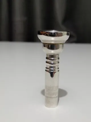 Boquilla de corneta plateada