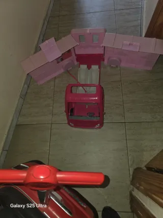 Casa rodante de juguete rosa para muñecas