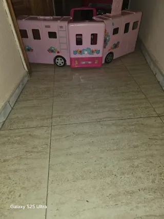 Casa rodante de juguete rosa para muñecas
