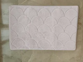 Tappetini da bagno beige e bianco