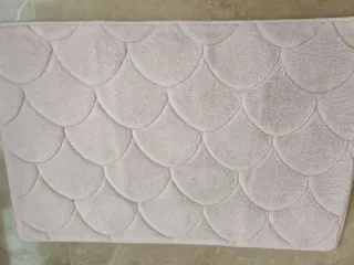 Tappetini da bagno beige e bianco