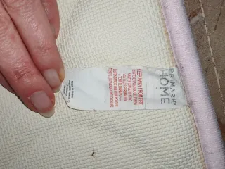 Tappetini da bagno beige e bianco