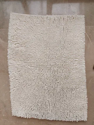 Tappetini da bagno beige e bianco