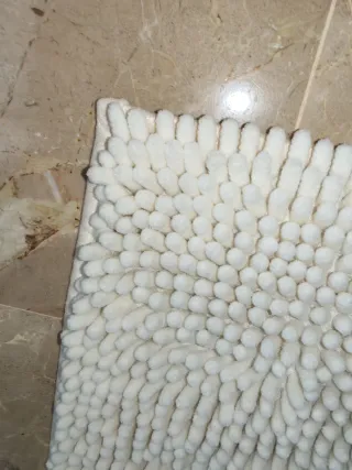 Tappetini da bagno beige e bianco