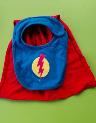 Disfraz superhéroe bebé: gorro, capa y patucos