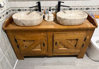 Mueble de baño con lavabos de piedra