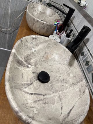 Mueble de baño con lavabos de piedra