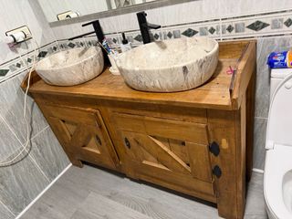 Mueble de baño con lavabos de piedra