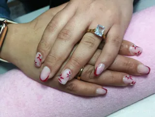Uñas semipermanente y porcelana