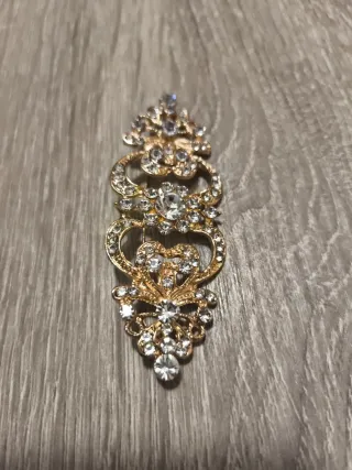 Broche dorado con pedrería