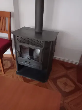Estufa de leña negra
