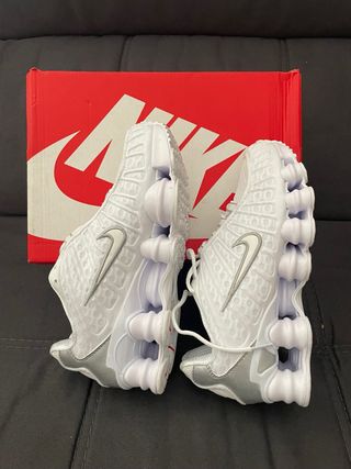 Zapatillas Nike Shox Blancas y Plateadas