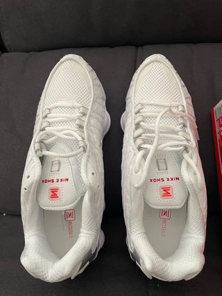Zapatillas Nike Shox Blancas y Plateadas