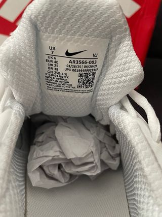 Zapatillas Nike Shox Blancas y Plateadas