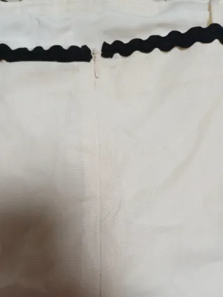 Vestido blanco con ribete negro