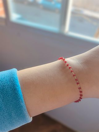 Pulsera fina con cuentas rojas