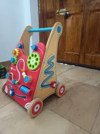 Correpasillos de madera con actividades