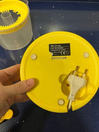 Exprimidor eléctrico amarillo