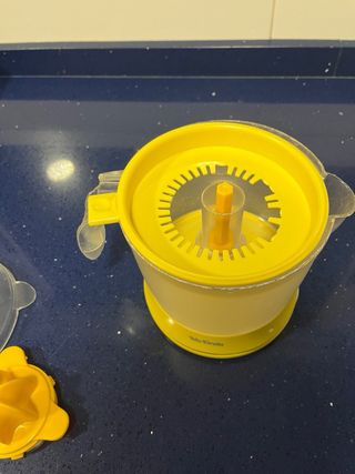 Exprimidor eléctrico amarillo