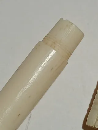 Antico porta aghi in osso cm.9